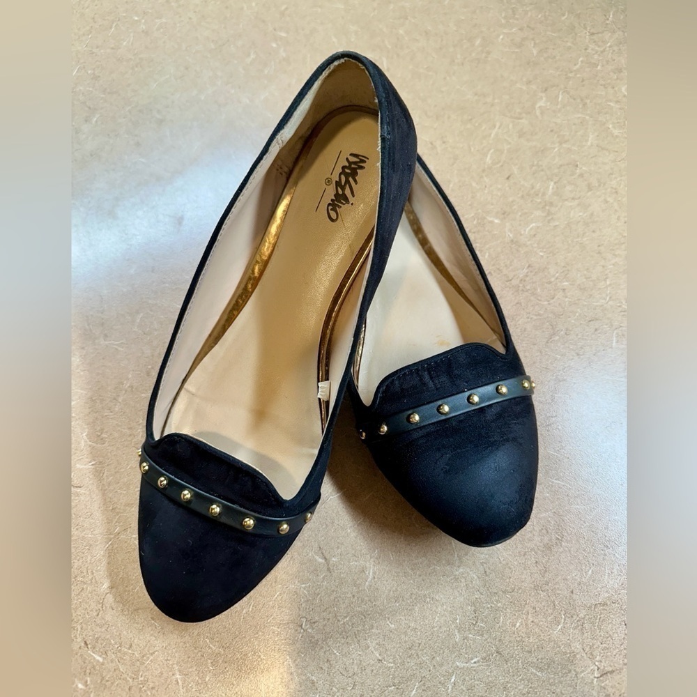 MOSSIMO, WOMENS BLACK FLATS WITH GOLD ACCENT. SIZE 8 1/2